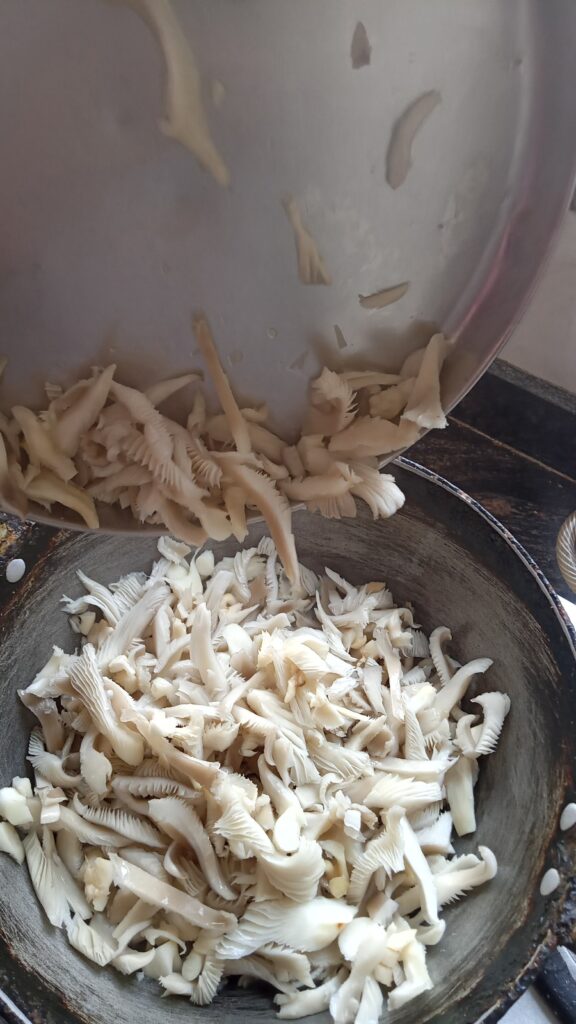 dry mushroom curry